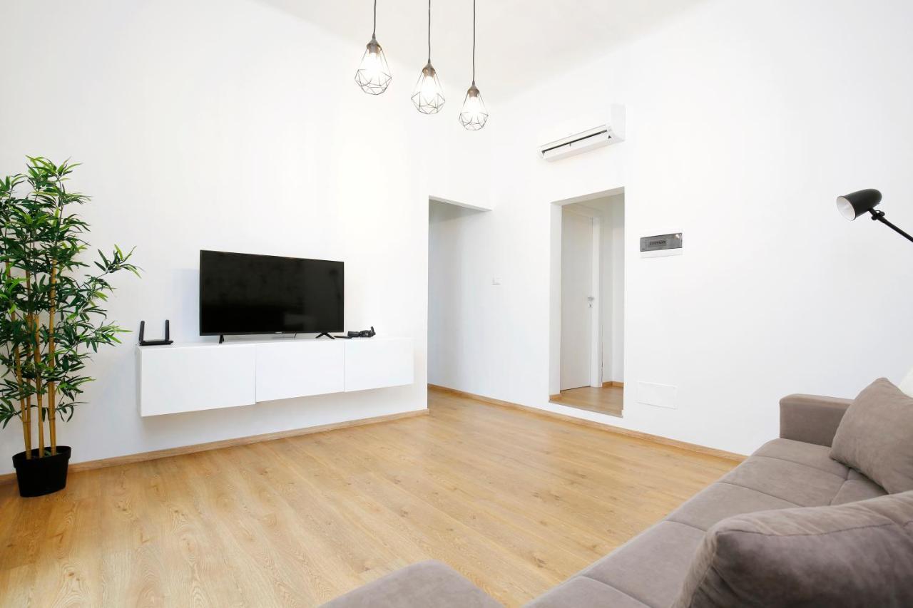 Appartamenti Diffusi Di Villa Fiorita Con Accesso Alle Piscine Della Struttura Principale Каттолика Экстерьер фото