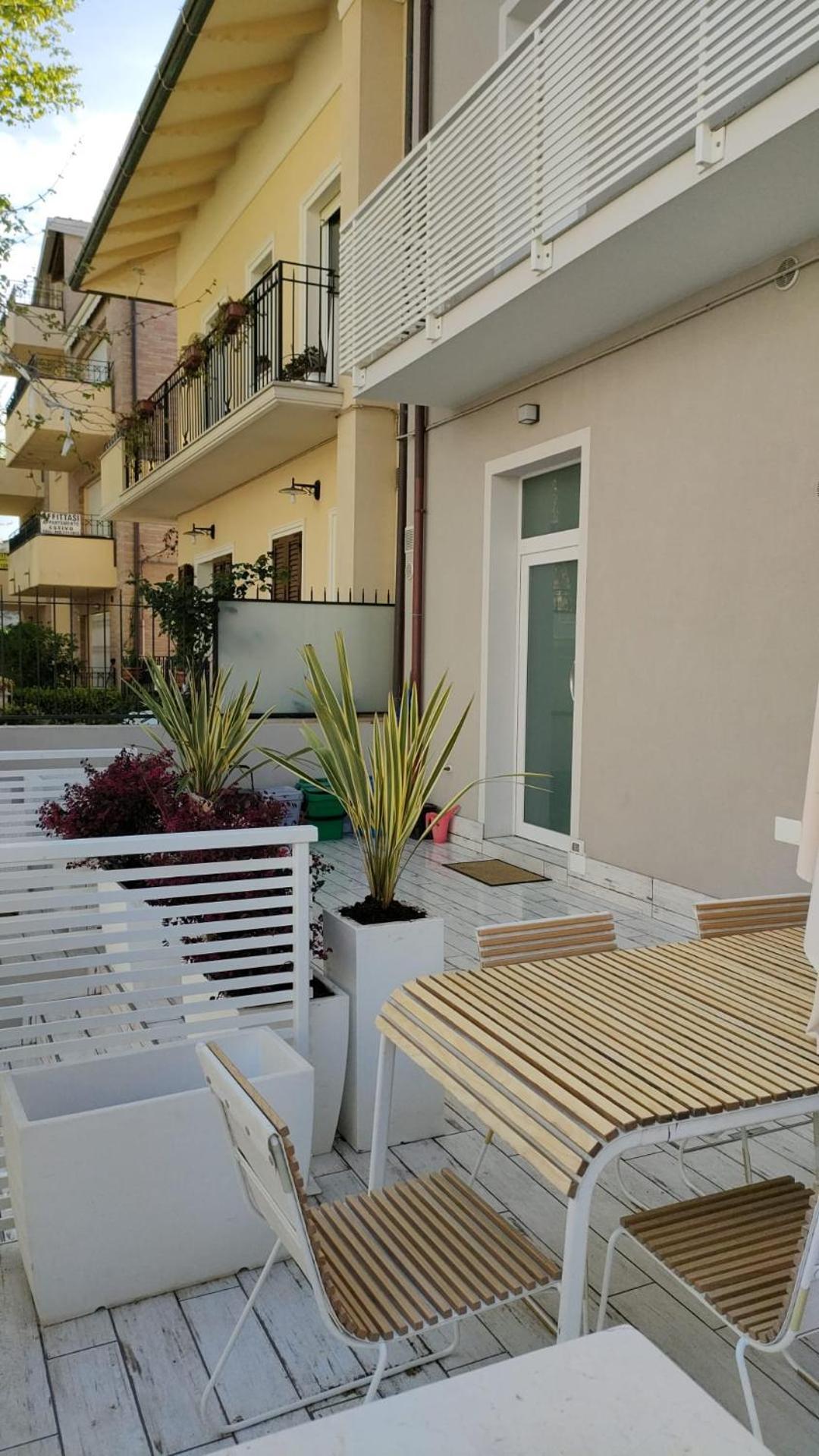 Appartamenti Diffusi Di Villa Fiorita Con Accesso Alle Piscine Della Struttura Principale Каттолика Экстерьер фото