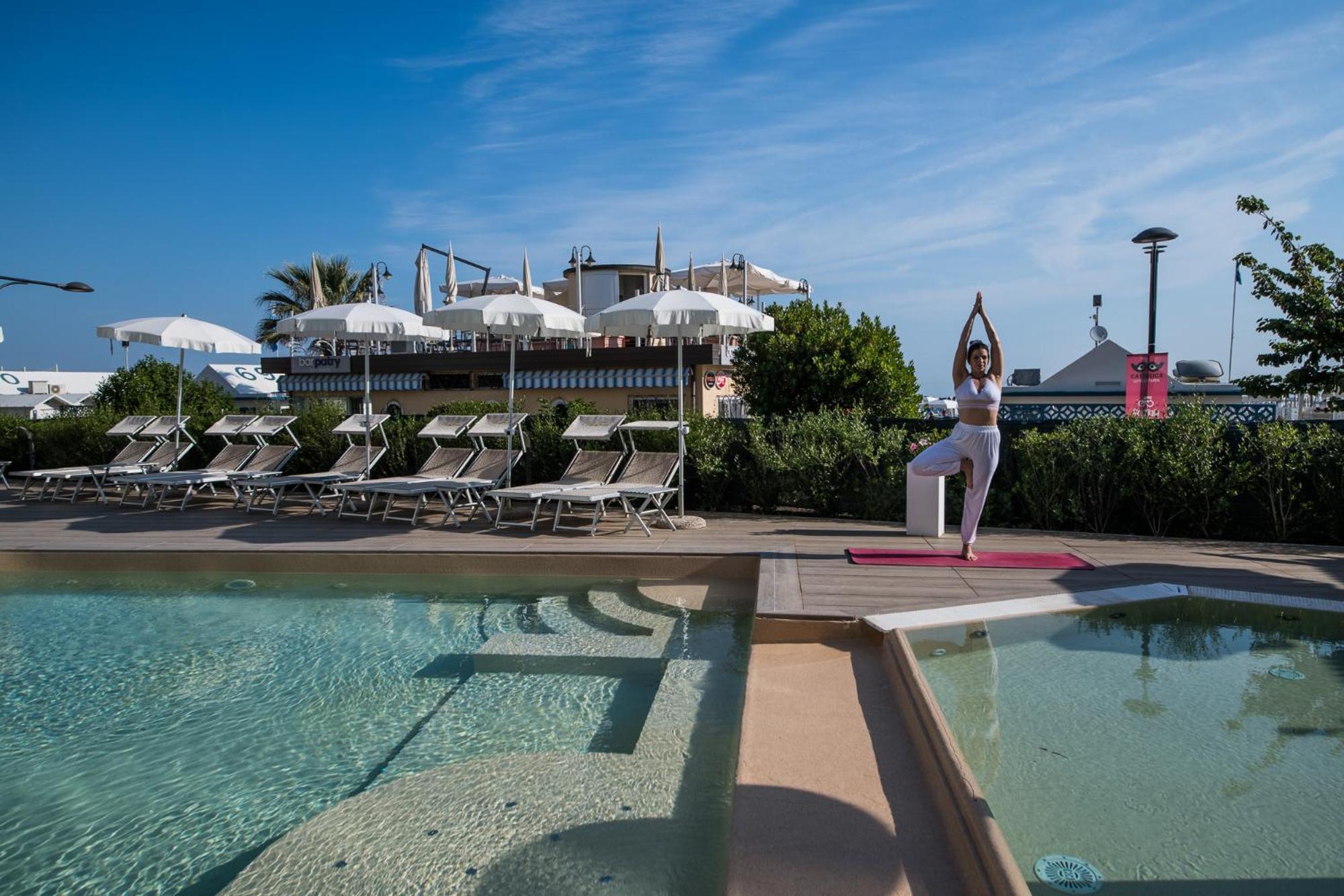 Appartamenti Diffusi Di Villa Fiorita Con Accesso Alle Piscine Della Struttura Principale Каттолика Экстерьер фото