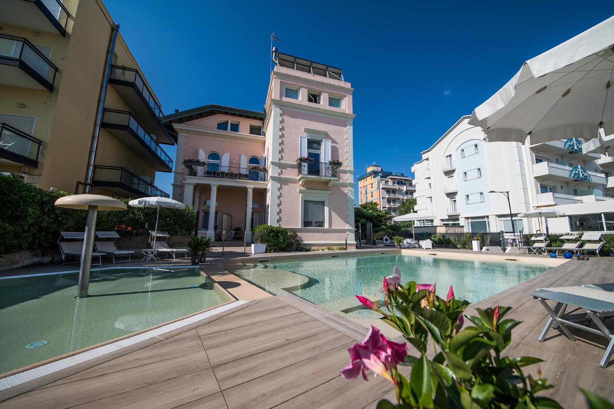 Appartamenti Diffusi Di Villa Fiorita Con Accesso Alle Piscine Della Struttura Principale Каттолика Экстерьер фото