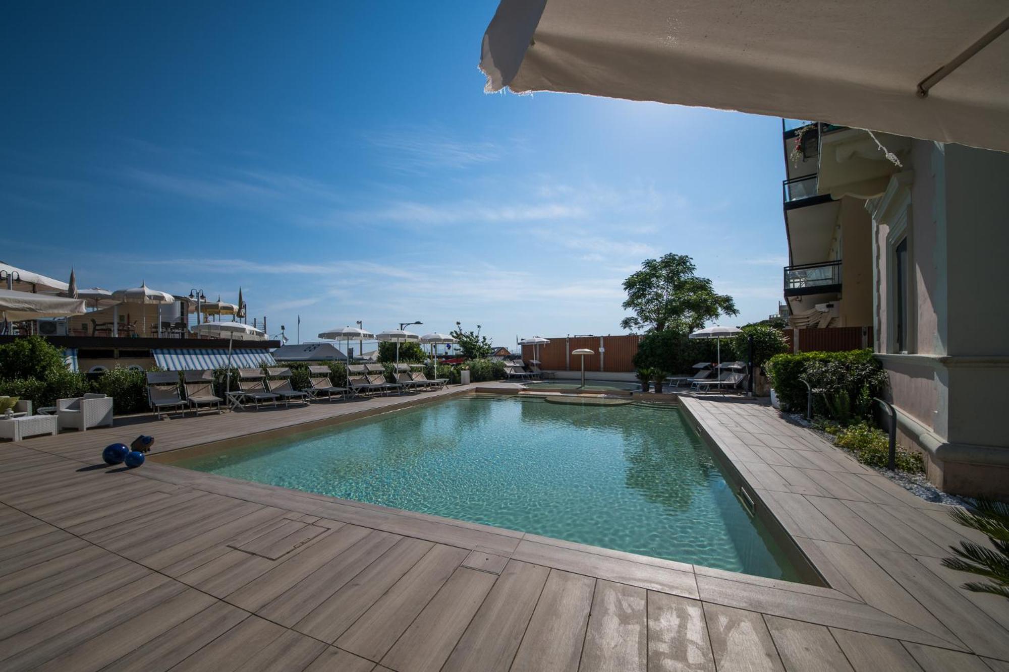 Appartamenti Diffusi Di Villa Fiorita Con Accesso Alle Piscine Della Struttura Principale Каттолика Экстерьер фото